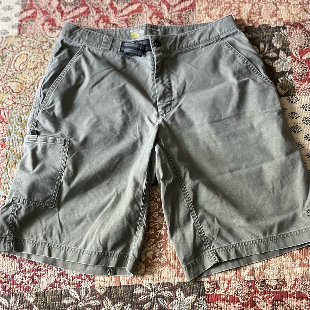 🏔️ Mountain Hardware Men’s Shorts 🏔️